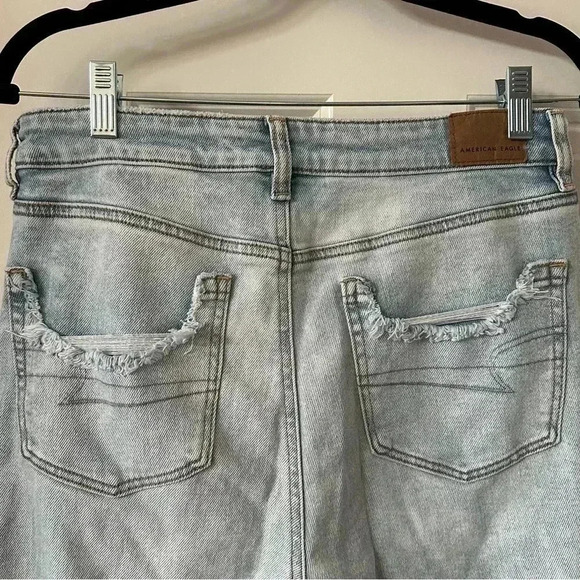 American Eagle Women’s 8L High Rise Distressed Ripped Mom Jean Light Wash Jeans - Picture 3 of 10